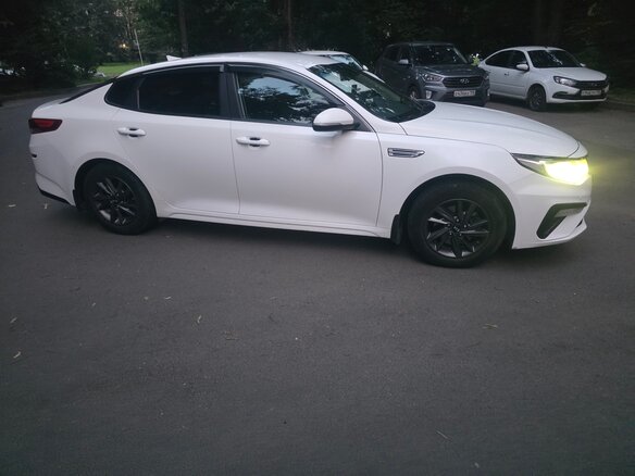 2019 Kia Optima IV Рестайлинг, белый, 1640000 рублей - вид 3