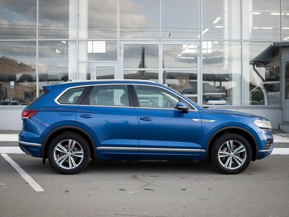 2019 Volkswagen Touareg III, синий, 3380000 рублей - вид 7