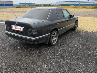 1995 Mercedes-Benz E-Класс 200 I (W124), чёрный, 300000 рублей, вид 3