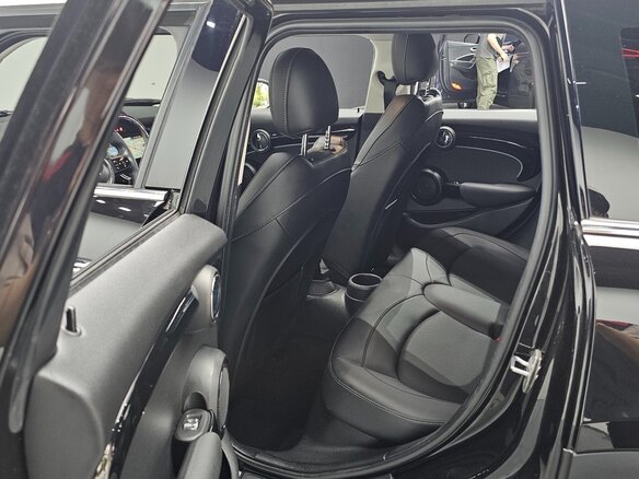 2022 Mini Hatch Cooper III (F55/F56) Рестайлинг 2, чёрный, 1795000 рублей - вид 11