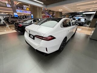 2026 BMW 5 серии Long 525Li VIII (G60/G61/G68), белый, 6825361 рублей, вид 5