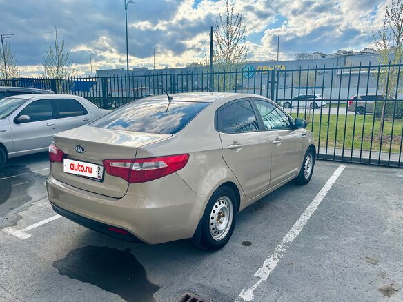 2013 Kia Rio 4-speed III, бежевый, 820000 рублей - вид 2