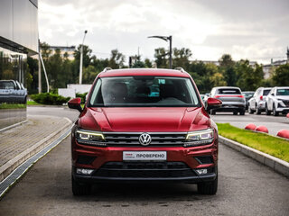 2018 Volkswagen Tiguan II, красный, 2273777 рублей, вид 4