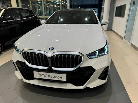 2025 BMW 5 серии 530i xDrive VIII (G60/G61/G68), белый, 10949900 рублей, вид 3