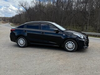 2018 Kia Rio IV, чёрный, 799999 рублей, вид 3
