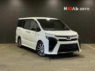 2018 Toyota Voxy III (R80) Рестайлинг, белый, 2480000 рублей, вид 3