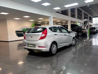 2015 Hyundai Solaris I Рестайлинг, серебристый, 830000 рублей, вид 2