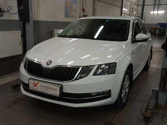 2018 Skoda Octavia III (A7) Рестайлинг, белый, 1350000 рублей