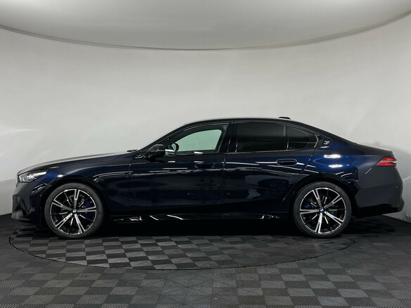 2026 BMW 5 серии 530i xDrive VIII (G60/G61/G68), синий - вид 5