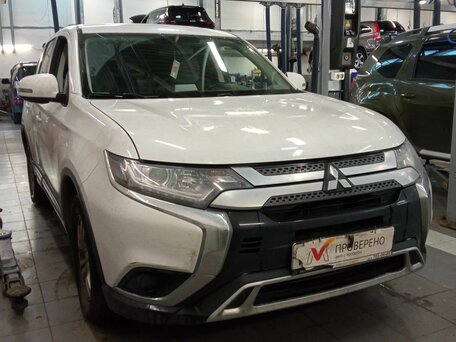 2019 Mitsubishi Outlander III Рестайлинг 3, белый, 1849000 рублей, вид 2
