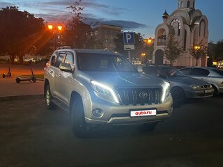 2013 Toyota Land Cruiser Prado 4-speed 150 Series Рестайлинг 1, серебристый, 2900000 рублей, вид 2