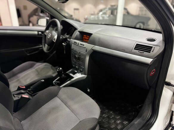 2013 Opel Astra H Рестайлинг, белый - вид 15