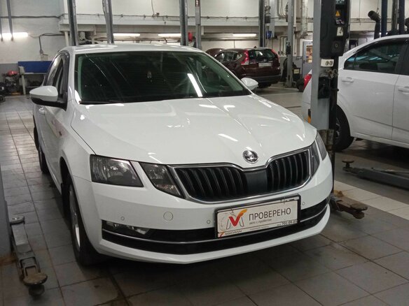 2018 Skoda Octavia III (A7) Рестайлинг, белый, 1350000 рублей - вид 1