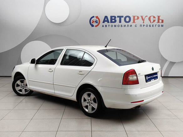 2011 Skoda Octavia II (A5) Рестайлинг, белый - вид 1