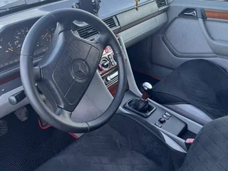 1995 Mercedes-Benz E-Класс 250 I (W124), серебристый, 260000 рублей, вид 5