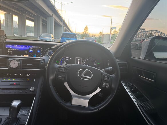 2018 Lexus IS 300h III Рестайлинг, белый, 2490000 рублей - вид 12