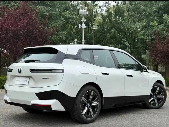 2023 BMW iX xDrive40 I (I20), белый, 9290000 рублей - вид 4