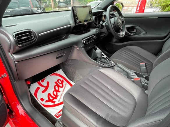 2023 Toyota Yaris IV, красный, 1073000 рублей - вид 4