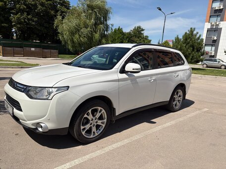 2013 Mitsubishi Outlander III, белый, 1400000 рублей, вид 1