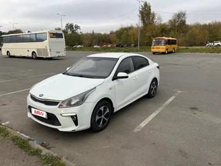 2018 Kia Rio IV, белый, 700000 рублей, вид 1