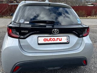 2020 Toyota Yaris IV, серебристый, 1059000 рублей, вид 3
