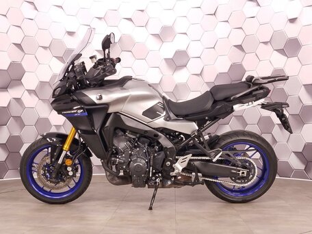 2022 Yamaha MT-09 Tracer (FJ-09), серебристый, 1247000 рублей, вид 4