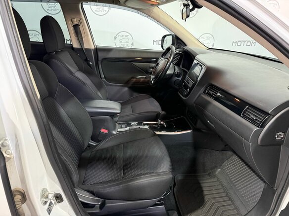 2019 Mitsubishi Outlander III Рестайлинг 3, белый - вид 9