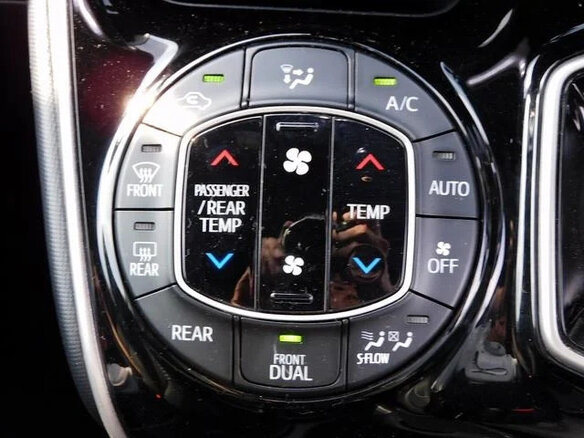 2021 Toyota Voxy III (R80) Рестайлинг, белый, 2010000 рублей - вид 17