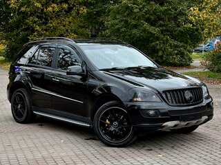 2005 Mercedes-Benz M-Класс 500 II (W164), чёрный, 1449000 рублей, вид 2