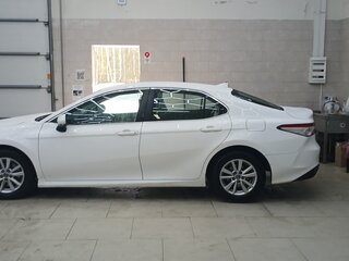 2019 Toyota Camry VIII (XV70), белый, 2050000 рублей, вид 3