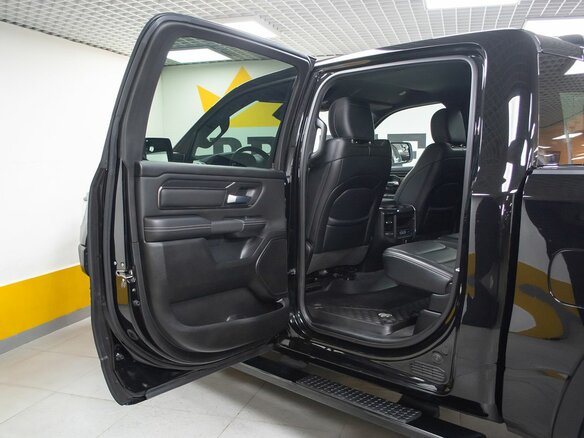 2022 Ram 1500 Crew Cab eTorque V, чёрный, 7999000 рублей - вид 11
