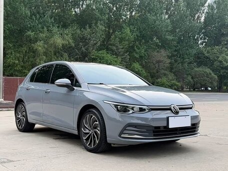 2023 Volkswagen Golf VIII, серый, 1950000 рублей, вид 3