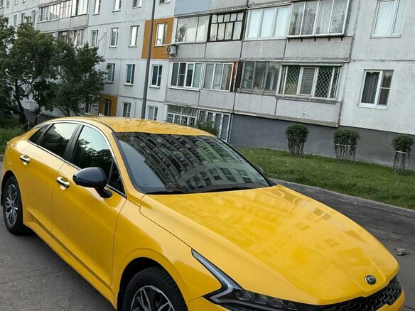 2021 Kia K5 III, жёлтый, 2399999 рублей