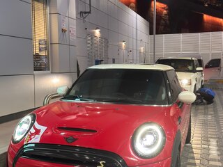 2023 Mini Hatch Cooper SE III (F55/F56) Рестайлинг 2, красный, 3000000 рублей, вид 1