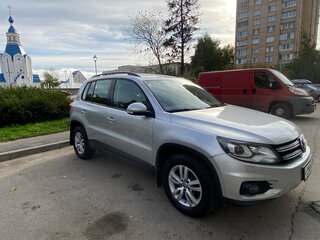 2015 Volkswagen Tiguan I Рестайлинг, серебристый, 1670000 рублей, вид 3
