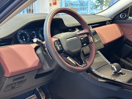 2025 Land Rover Range Rover Evoque L II Рестайлинг, серебристый, 6690000 рублей, вид 4