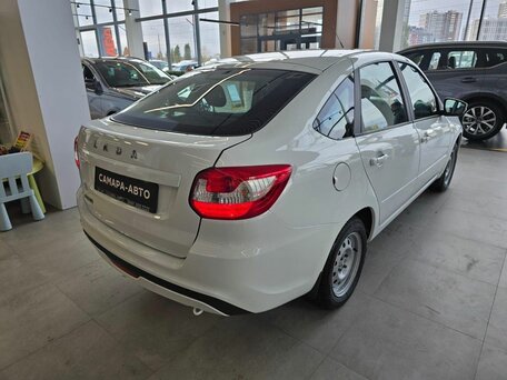 2026 Lada (ВАЗ) Granta I Рестайлинг, белый, 1098000 рублей, вид 4