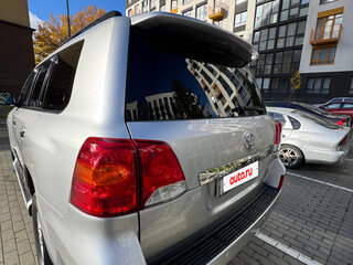 2014 Toyota Land Cruiser 200 Series Рестайлинг 1, серебристый, 5000000 рублей, вид 4