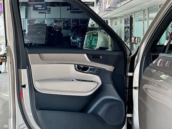 2025 Volvo XC90 B6 II Рестайлинг 2, серебристый, 7774537 рублей - вид 10