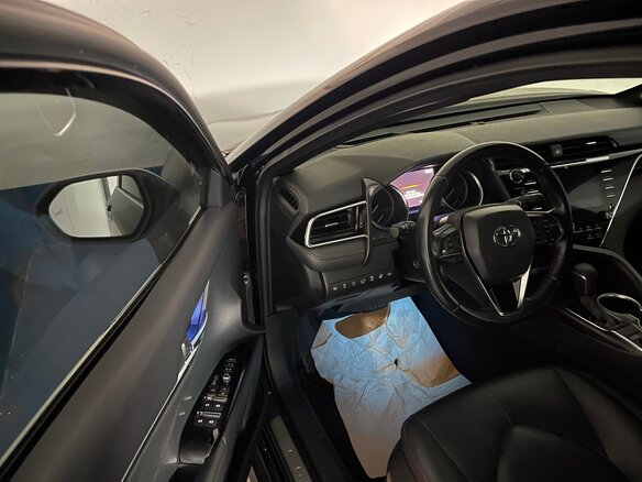 2020 Toyota Camry VIII (XV70), чёрный, 2730000 рублей - вид 3