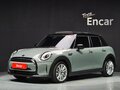 2022 Mini Hatch Cooper III (F55/F56) Рестайлинг 2, бежевый, 1870000 рублей