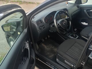 2016 Volkswagen Polo V Рестайлинг, чёрный, 730000 рублей, вид 4