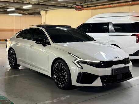 2023 Kia K5 III Рестайлинг, белый, 3130000 рублей, вид 1