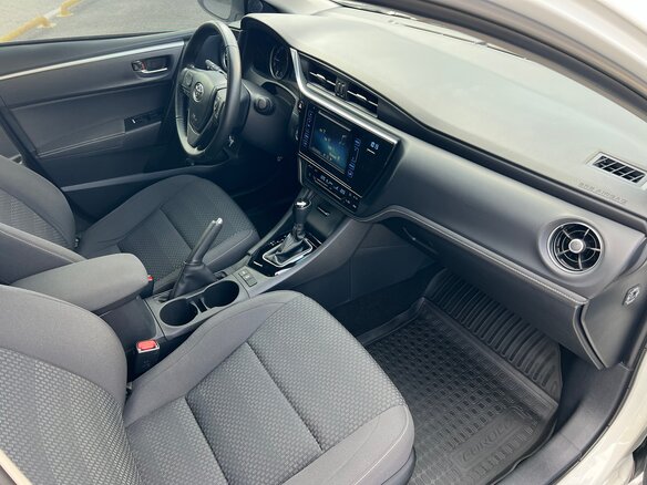 2018 Toyota Corolla XI (E160, E170, E180) Рестайлинг 1, белый - вид 8