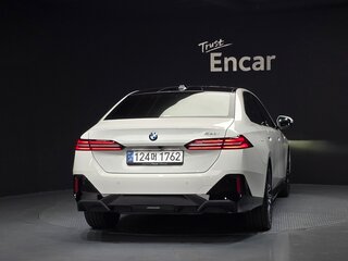 2024 BMW 5 серии 520i VIII (G60/G61/G68), белый, 6419613 рублей, вид 4