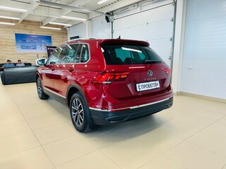 2021 Volkswagen Tiguan II Рестайлинг, красный, 3499900 рублей, вид 4