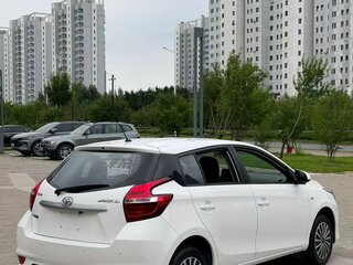2022 Toyota Yaris L XP150 Рестайлинг, белый, 1297000 рублей, вид 4