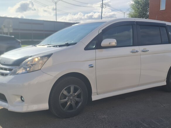 2010 Toyota ISis I Рестайлинг, белый - вид 2