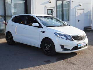2013 Kia Rio III, белый, 728700 рублей, вид 3