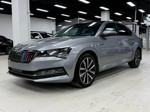 2023 Skoda Superb III Рестайлинг, серый, 2510000 рублей